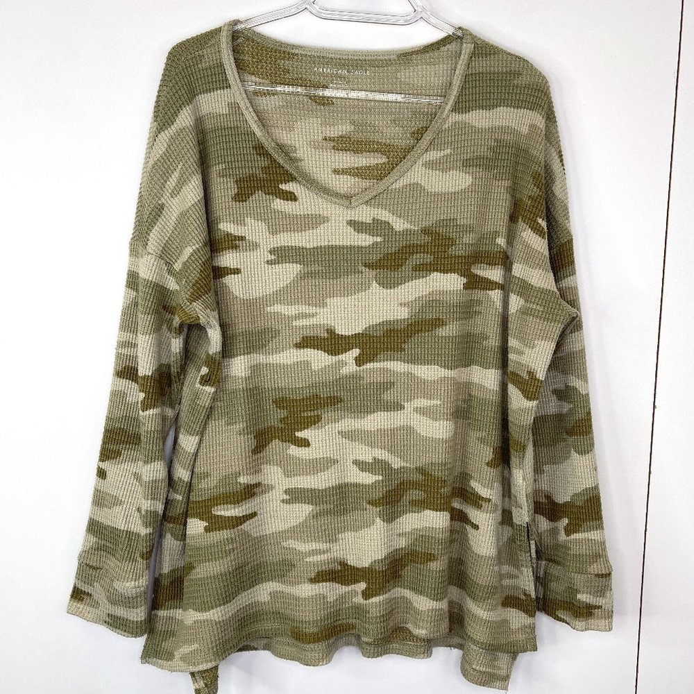 American Eagle Women V Neck Green Camo Soft Waffle Knit Top Side Slit Size M